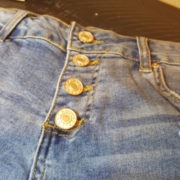 Distressed jean shorts NWT - Picture 4 of 10